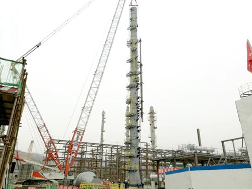 ACO装置首台超百吨塔器顺利吊装完成1