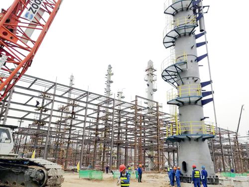 ACO装置首台超百吨塔器顺利吊装完成2