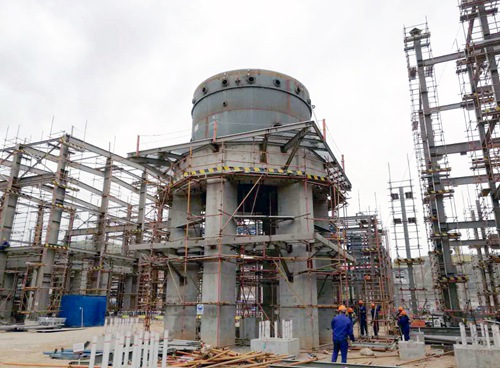 转化器第一吊完成吊装 摄 陈全翼_副本.jpg