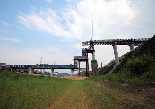 延能化项目管廊跨河大桥钢桁架成功合龙_副本.jpg
