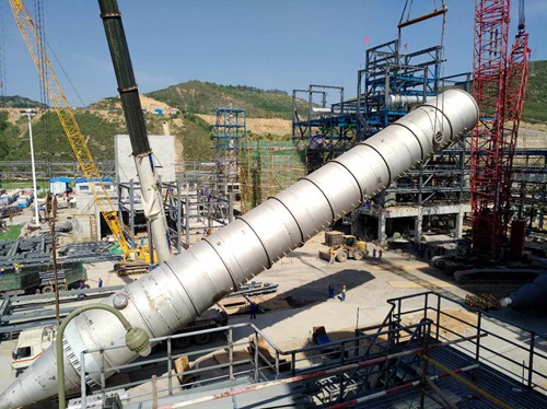 延能化项目聚丙烯 (PP) 装置(D-304)脱气仓吊装就位1.jpg