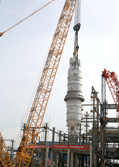 延能化项目甲醇装置核心设备——合成塔顺利吊装 (3)_副本.jpg